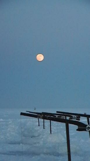 la peche sur glace la lune ce leve !! la peche sur glace la lune ce leve !!