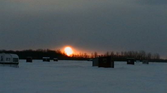 la peche sur glace le soleil ce couche!!! la peche sur glace le soleil ce couche!!!