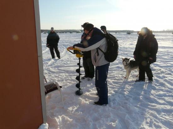 LA PECHE SUR GLACE et oui !! il faut faire un trou LA PECHE SUR GLACE et oui !! il faut faire un trou