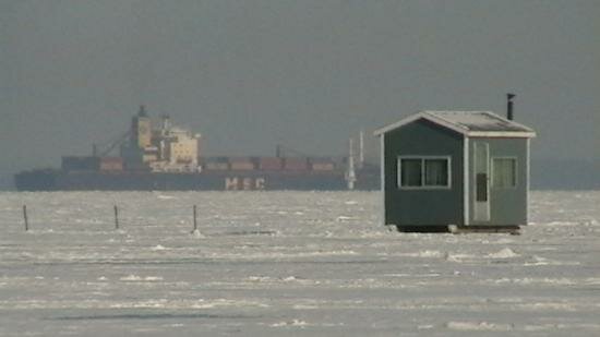 la peche sur glace un bateau dans le chenal a 4km la peche sur glace un bateau dans le chenal a 4km